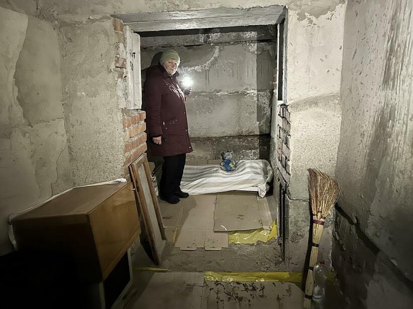 ふだんは地上に住むラリーサさんも、ミサイル攻撃の時は地下室にこもった＝ハルキウ市近郊で、岡野直撮影