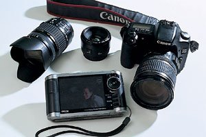 キヤノンEOS 30Dに17～55ミリF2.8とタムロン28～300ミリF3.5～6.3は、いつもバッグに入れて持ち歩いている。カメラを始めたことでスタッフからプレゼントされたのが50ミリF1.4。エプソンのフォトストレージP-3000で友人たちに写真を見せると話が弾むという