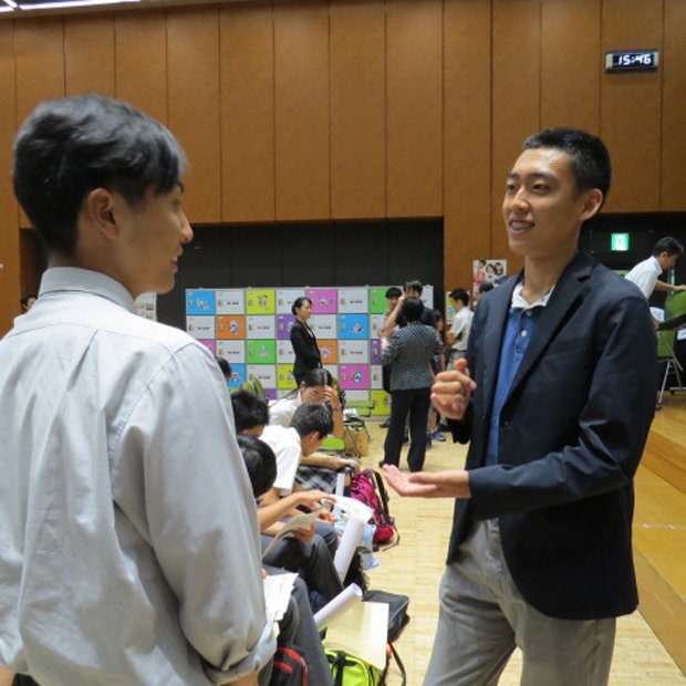 ＩＳＥＦ２０１８報告会で今年の受賞者と歓談する田渕宏太朗さん（写真右）