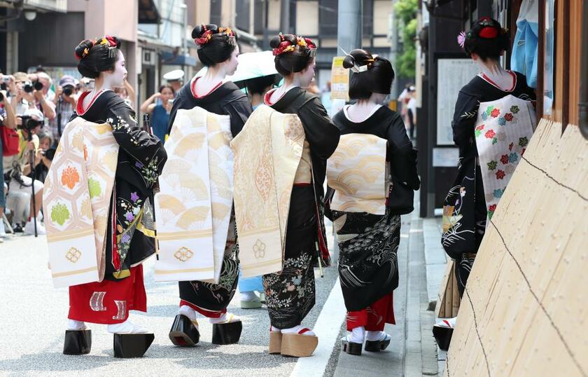 京都の街を歩く舞妓や芸妓　（※写真はイメージです）　（ｃ）朝日新聞社
