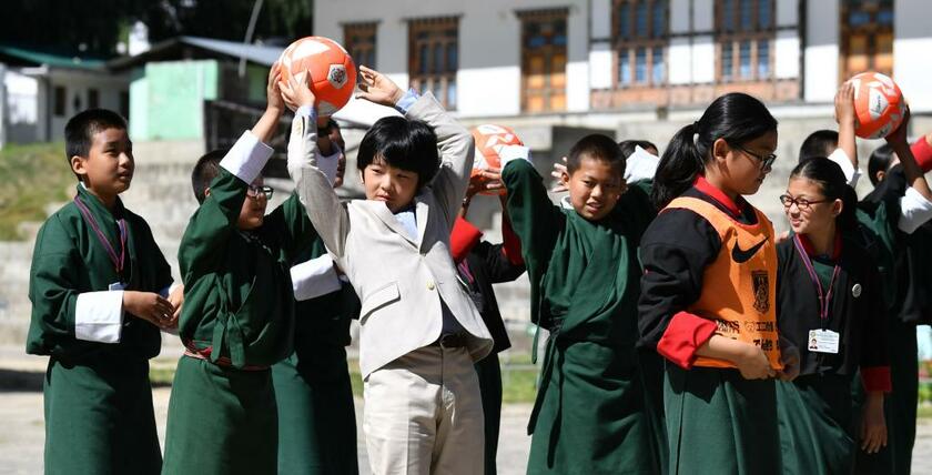 2019年、悠仁さまがブータンのティンプーの学校を訪問し、ボール渡し競技に参加／2019年8月20日