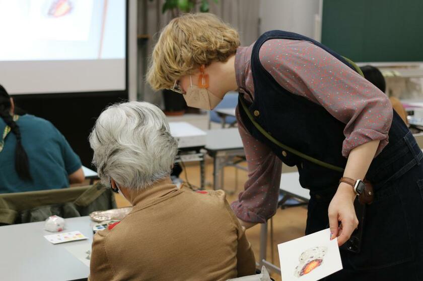 3時間の講座中、何度も教室を回ってアドバイス。「全体に水をつけすぎです」「おもしろい！私、好きです」などと1人1人に声をかける