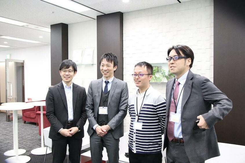 「SNS医療のカタチ」のメインメンバー。左から市原真医師(ツイッター名・病理医ヤンデル)、山本医師(外科医けいゆう)、堀向健太医師(ほむほむ@アレルギー専門医)、大塚篤司医師(大塚篤司【医師’医学博士】Atsushi Otsuka)。(写真右)メンバーとともに一般向けの市民公開講座を開いた(写真/本人提供)