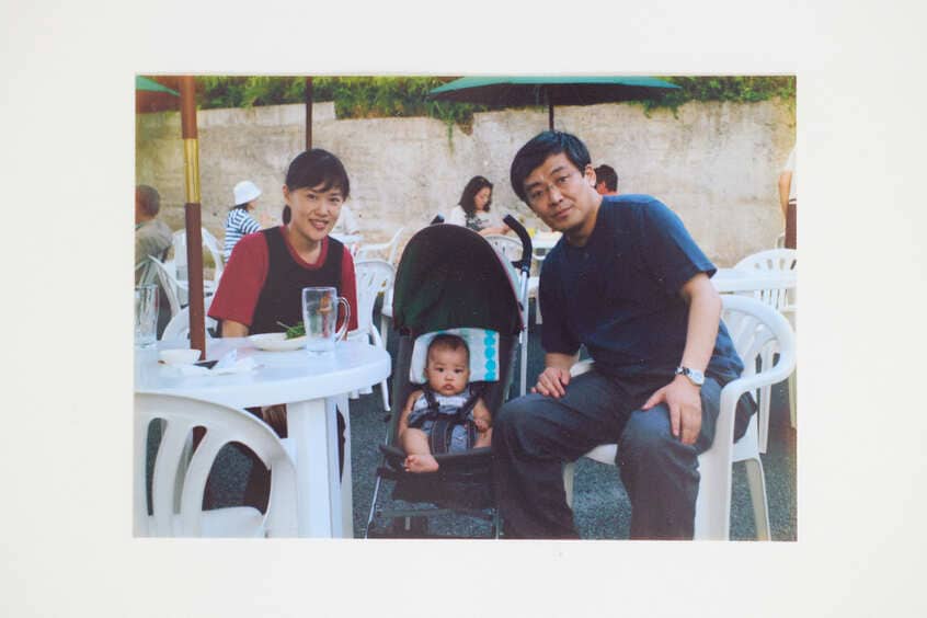 どこで撮ったものか思い出せないが家族3人で。テーブルに空ジョッキ（2005年夏）（写真提供・山崎 薫）