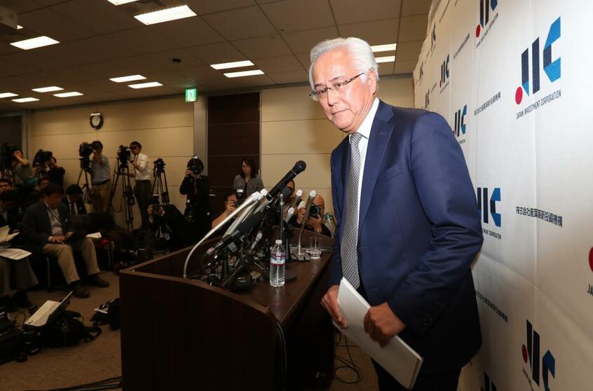 自身を含む産業革新投資機構(JIC)取締役9人の辞任を発表した田中正明社長。記者会見で「経産省による信頼関係の毀損行為が辞任の根本的な理由だ」と説明した=12月10日、東京都千代田区 (c)朝日新聞社