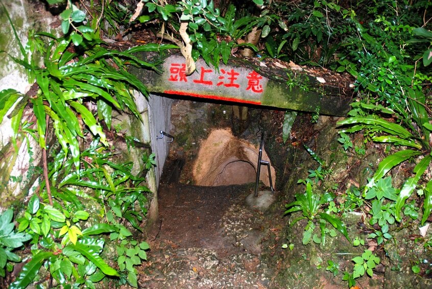 糸数アブチラガマの入り口。沖縄戦でガマは住民の避難場所や日本軍の陣地、野戦病院となった（2010年7月撮影）