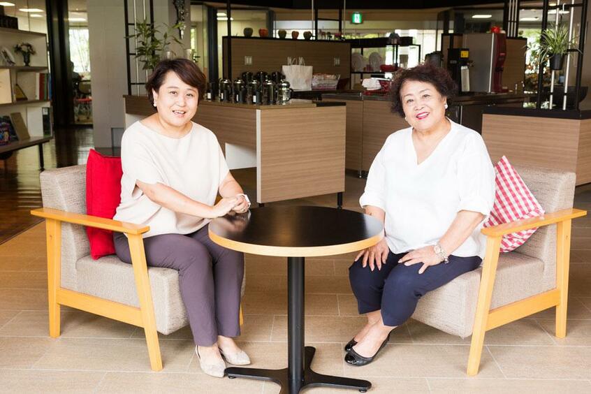 創設者の片山さん(右)と理事長の足立さん。片山さんはもともと老舗の青果店に嫁ぎ、そこから起業した異色の経歴だ(撮影/写真部・小黒冴夏)