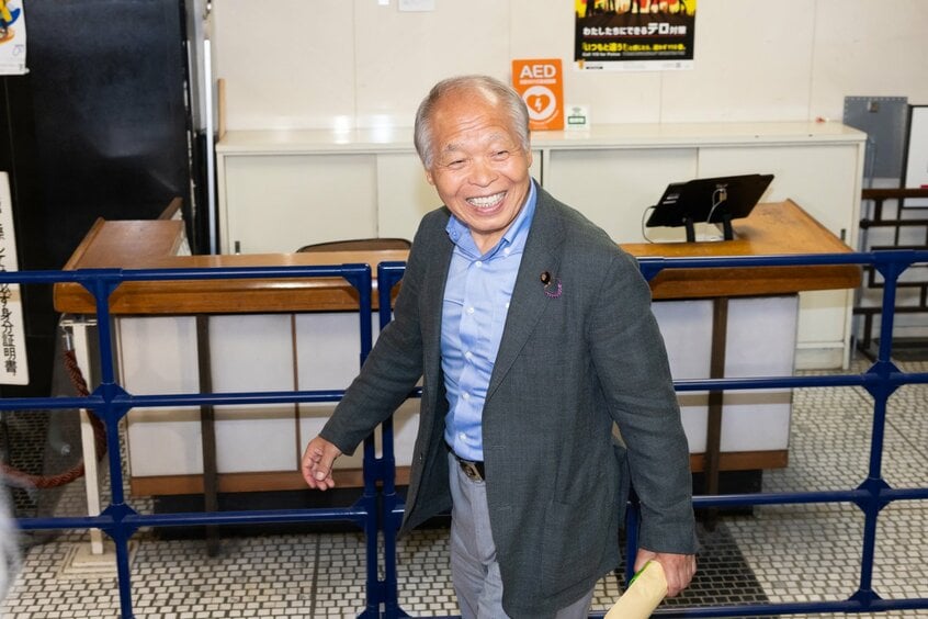 総会を終え、会場を後にする鈴木宗男参院議員