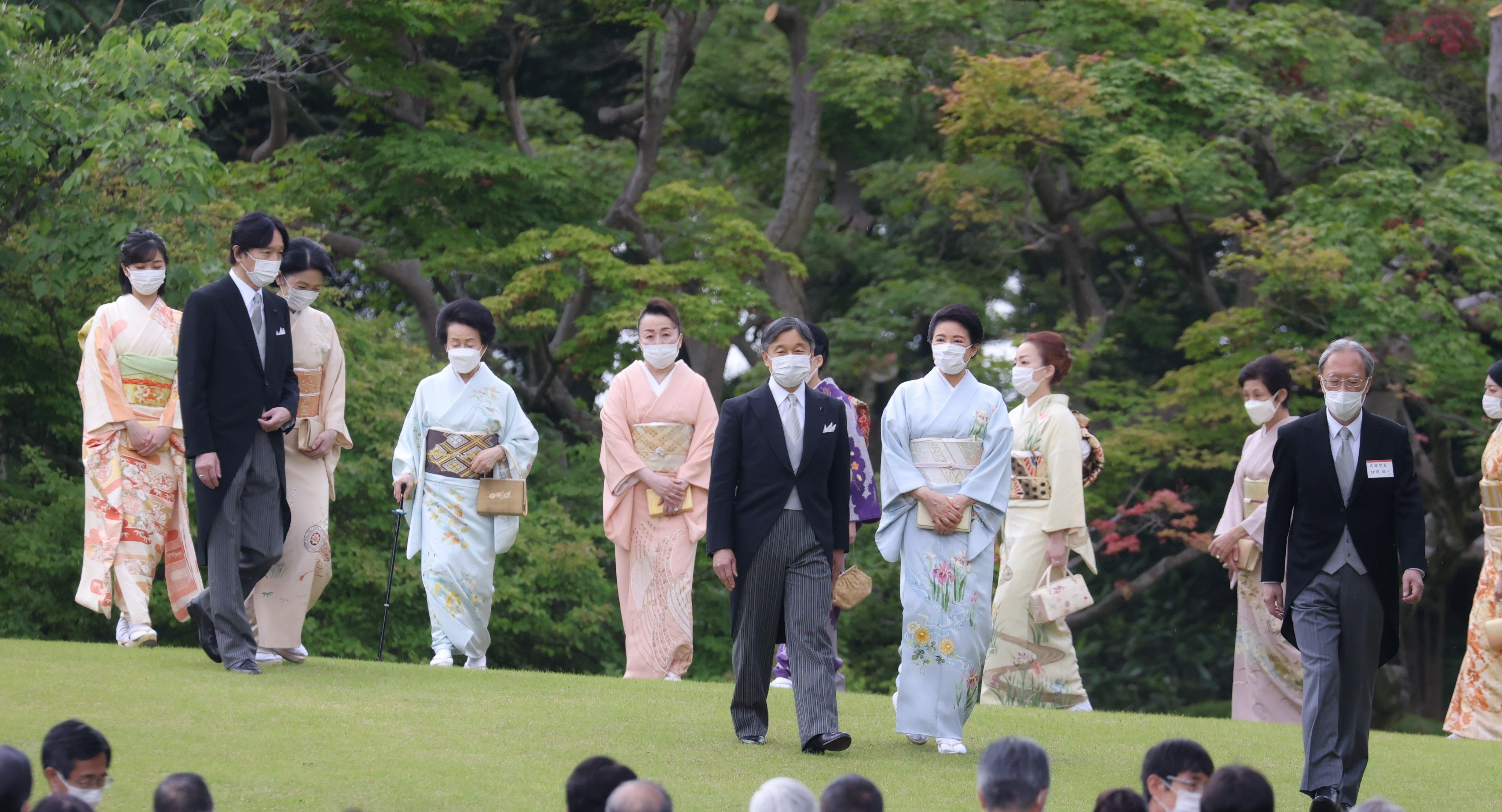 2024年下半期ランキング 皇室編6位】園遊会で皇后雅子さまのお着物に注目 袖には天皇家の「菊紋」と格調高い鳳凰の帯、愛子さまが幼い時期は「貝遊び」の柄行も（AERA  dot.）｜ｄメニューニュース（NTTドコモ）