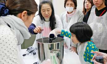 仏アーティストが池袋見て“衝撃” 日本の染色技術を駆使した作品手がける