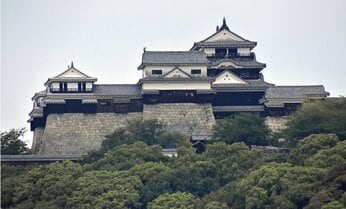 松山城の足元を襲った土砂崩れ 被災した高級マンション住民に募る「松山市の人災」への憤り