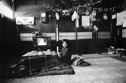 「こたつ」山形・大蔵 1976年(C)Kazuo Kitai