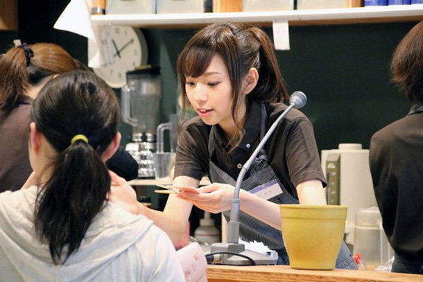 話題満載の乃木坂46 メンバーがサプライズ接客するカフェ開店