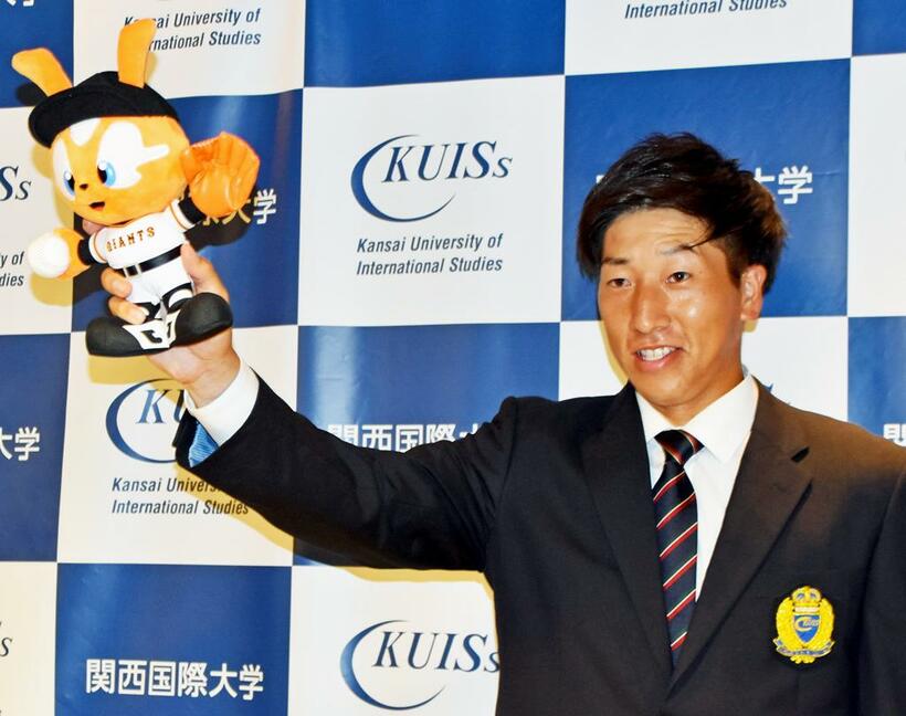 巨人１位指名の翁田大勢は、球団マスコット「ジャビット」を片手にポーズ(Ｃ)朝日新聞社