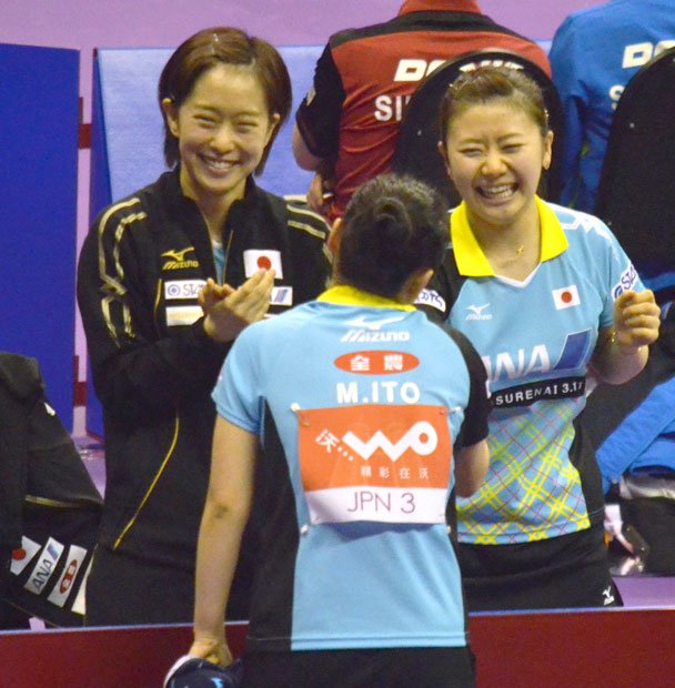 卓球・世界団体選手権で北朝鮮を破り、笑顔で３番手の伊藤を出迎える福原（右）と石川（左）＝２０１６年２月２９日　（ｃ）朝日新聞社