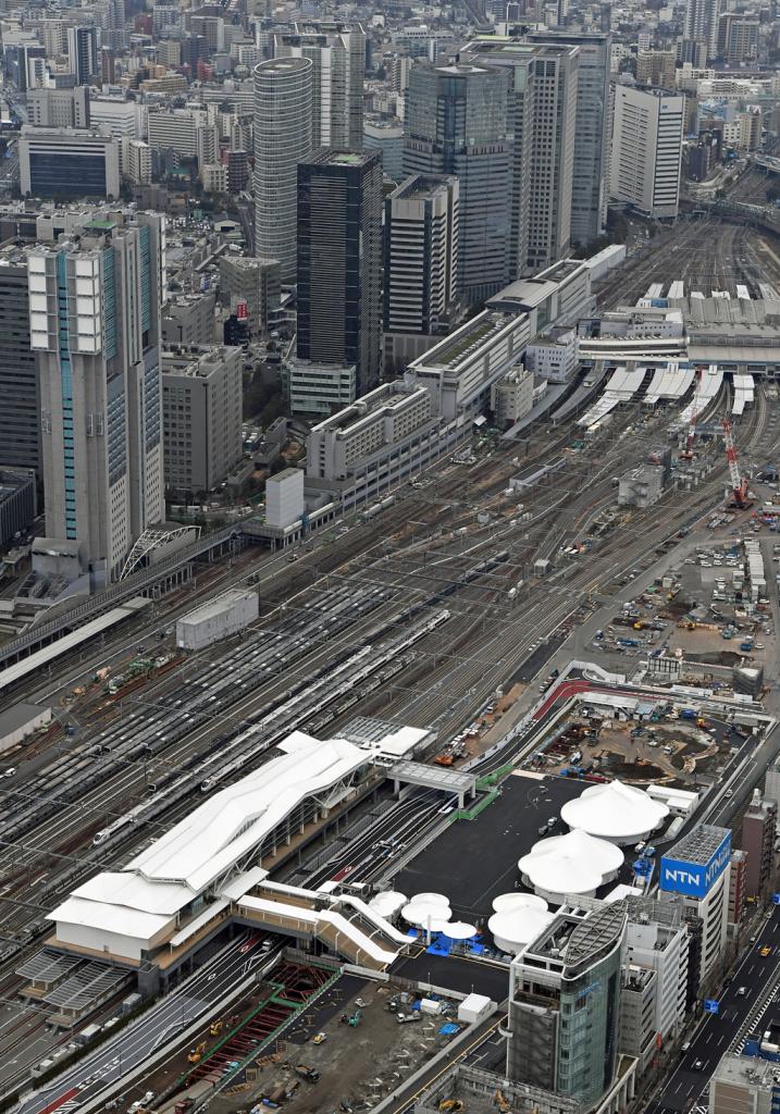 ３月１４日に開業した高輪ゲートウェイ駅。今回の改造事業後に周辺は大きく変わる（C）朝日新聞社