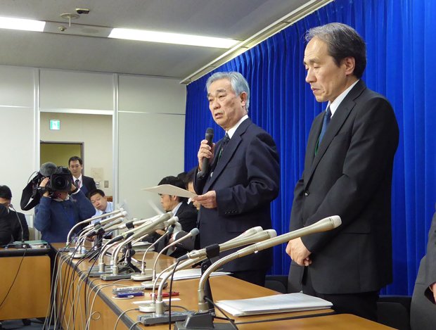 会見する日本年金機構の水島藤一郎理事長（右から２人目）（ｃ）朝日新聞社