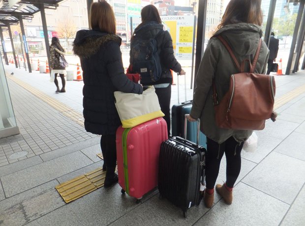 名古屋駅周辺にも、キャリーバッグを引いて歩く外国人観光客の姿が目立つようになった。出張族が愛用するビジネスホテルが混雑する理由の一つだ（撮影／編集部・野村昌ニ）