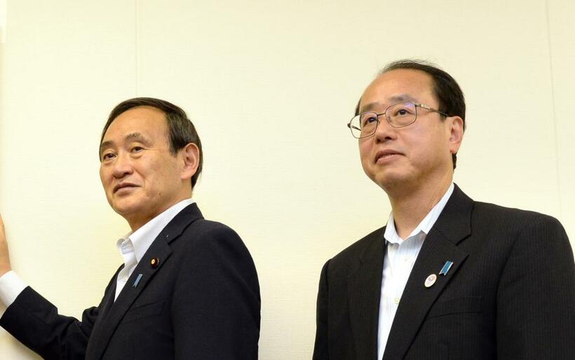 菅義偉首相と側近の和泉首相補佐官（C)朝日新聞社