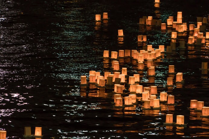 とうろうの灯りが幻想的な「隅田川とうろう流し」
