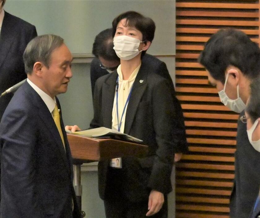 首相会見を仕切っていた山田真貴子元広報官（中央）（C）朝日新聞社