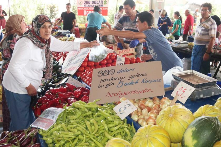 トルコの野菜市場では「300ドルを（リラに）両替した領収書持参でスイカ5個プレゼント」。ドル売りリラ買い運動が続く　（ｃ）朝日新聞社