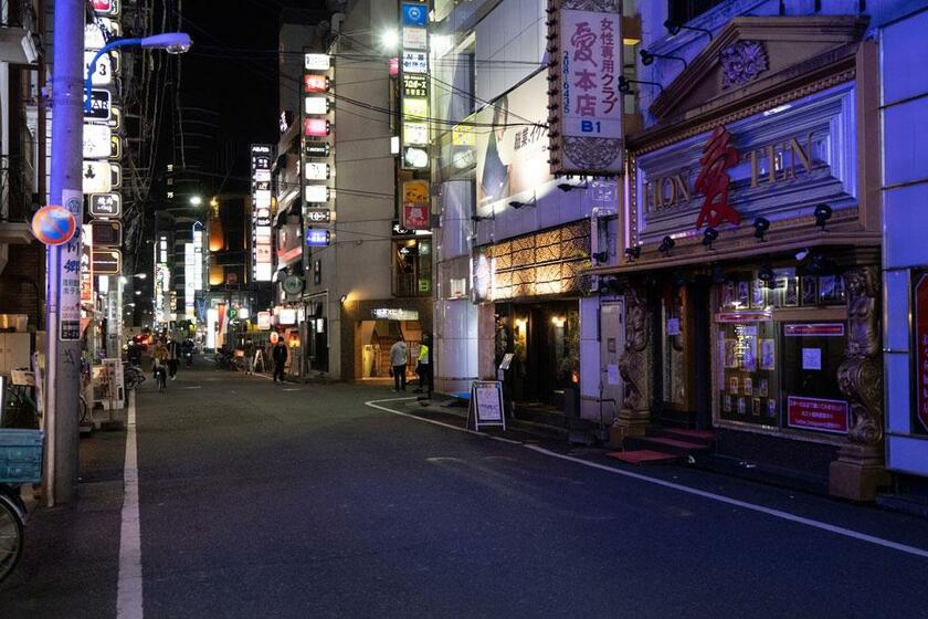 「世界最大の歓楽街」ともうたわれる新宿・歌舞伎町。政権はこの街で働く人々の多くを、公的な支援制度の対象外にしようとした（撮影／小山幸佑）