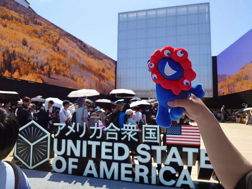 終日、長い待ち列ができた米国パビリオン＝米倉昭仁撮影