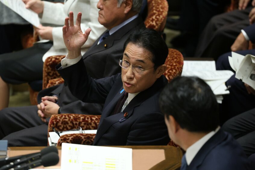 衆院予算委で、質問に応じて挙手する岸田首相=10月27日