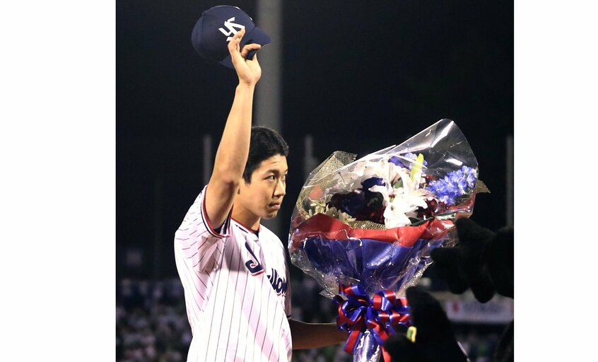 3度目のトリプルスリーを達成し、花束を受け取った山田哲人(2018年10月)