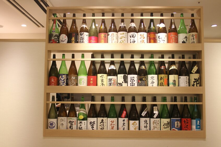 全国各地の日本酒が楽しめるが、筆者は日本酒を飲まないので、どれがどれなのかよくわからない。