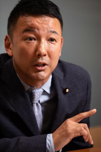 山本太郎（やまもと・たろう）／１９９０年、高１時に「ダンス甲子園」に出場、芸能界入り。「ふたりっ子」（９６年）、「新選組！」（２００４年）などの人気ドラマに出演。映画「光の雨」「ＧＯ」で０１年度日本映画批評家大賞助演男優賞、「ＭＯＯＮ　ＣＨＩＬＤ」「ゲロッパ！」「精霊流し」で03年度ブルーリボン賞助演男優賞を受賞。１１年４月に反原発運動を開始、１３年７月の参院選で初当選。４４歳（撮影／大野洋介）