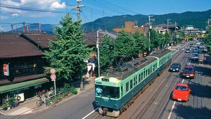 2ページ目)観光都市「京都」の街並みに路面電車はよく似合う！ 40年前の桜の季節「絶景かな」 | AERA dot. (アエラドット)