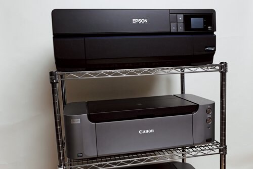 筆者の作業環境にある棚に載せてみた(上)。キヤノンのA3ノビ対応プリンターPIXUS PRO-100S(約689×385×215mm・約19.7kg)と比べても、さほど大きさに違いがないことがわかる