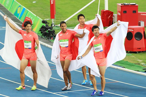 陸上 男子4×100mリレ－【銀】／左から山縣亮太、ケンブリッジ飛鳥、飯塚翔太、桐生祥秀　（ｃ）朝日新聞社