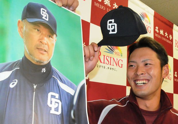 近藤弘基選手は父・真市氏の写真と一緒に会見 (c)朝日新聞社 @@写禁
