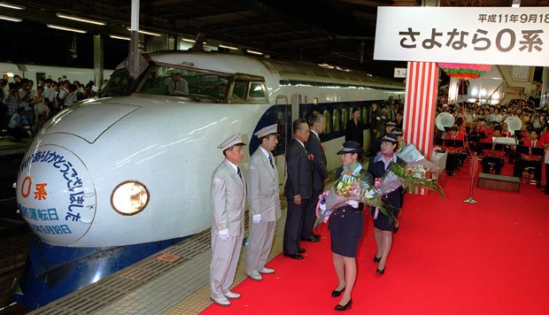 １９９９年９月１８日、東海道新幹線ラストラン時の「０系」＝ＪＲ名古屋駅で　（c）朝日新聞社