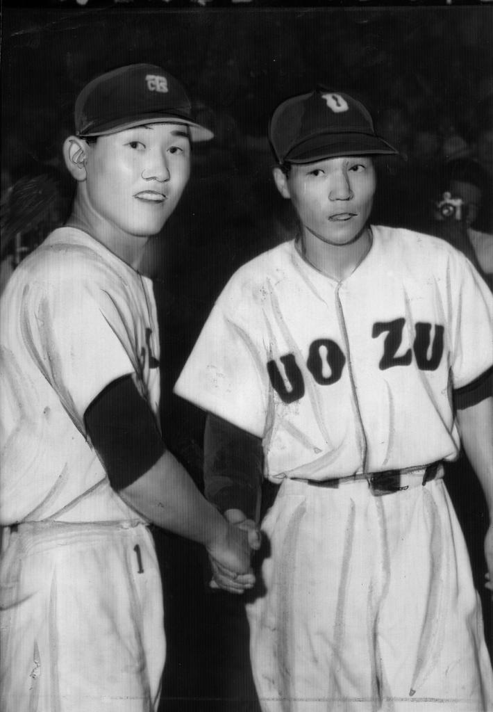 第40回、18回引き分けの試合後に握手をかわす徳島商・板東(左)と魚津・村椿輝雄投手 (c)朝日新聞社