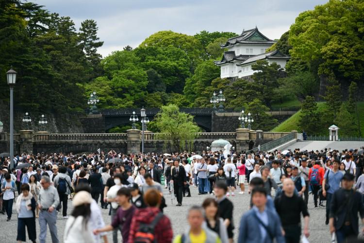 皇居周辺は昼前、大勢の人たちでにぎわった/1日、東京都千代田区で(撮影/写真部・馬場岳人)