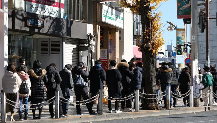 国内でもオミクロン株の感染拡大が報じられるなか、東京都が無料で実施しているPCR検査センターには列ができていた／12月28日