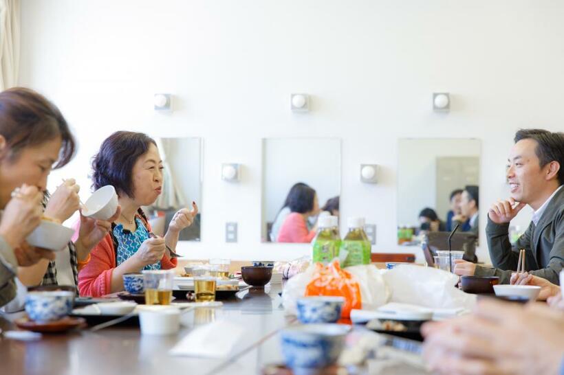 控え室で昼食をとる山田真由美さんと、社会福祉士の鬼頭史樹さん。あゆみの会のパートナーの間には笑いが絶えない。山田さんは若年性認知症当事者として積極的に講演活動を行っている（撮影／今村拓馬）