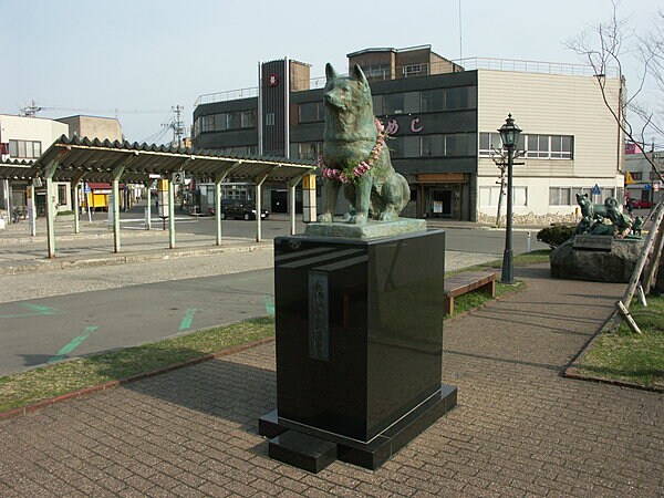 秋田犬であるハチが生まれた大館市のハチ公像