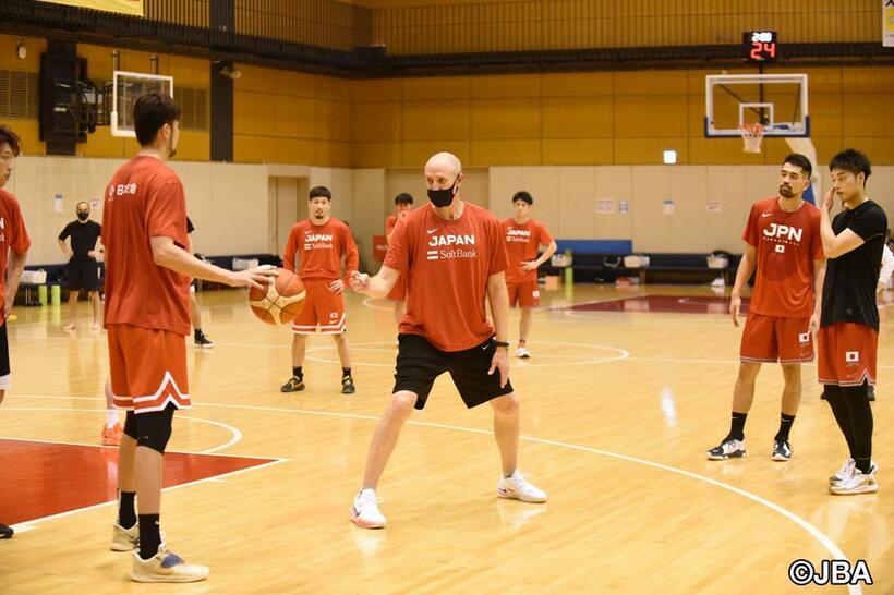 「東京五輪の経験で一番大きかったのは、選手が私を信じ尊敬してくれ、私も選手を尊敬し信じたこと。男子とのリレーションシップはこれから合宿を重ねながら作る。ステップ・バイ・ステップです」と語る（写真＝（ｃ）ＪＢＡ）