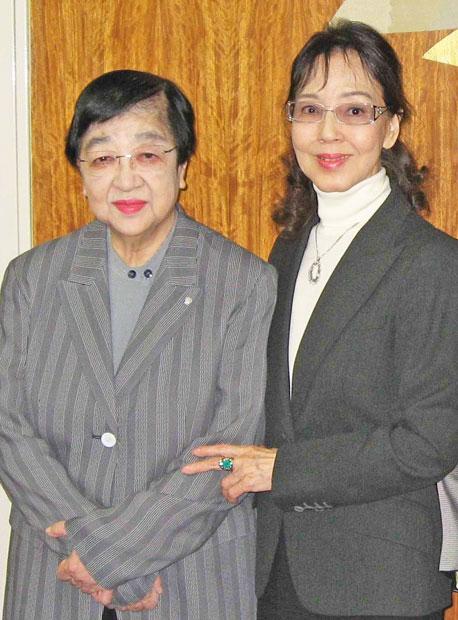 石井ふく子さん（左）と京マチ子さん＝２００６年１０月撮影　（ｃ）朝日新聞社