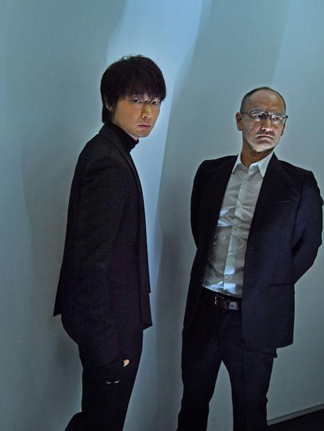 綾野剛（あやの・ごう、左）：１９８２年生まれ。おもな映画主演作に「そこのみにて光輝く」「日本で一番悪い奴ら」など。吉田修一原作の映画への出演は、「横道世之介」「怒り」に続き３作目／吉田修一（よしだ・しゅういち）：１９６８年生まれ。９７年に『最後の息子』で作家デビュー。『悪人』『横道世之介』『さよなら渓谷』『怒り』など、多くの作品が映画化されている（撮影／写真部・東川哲也）