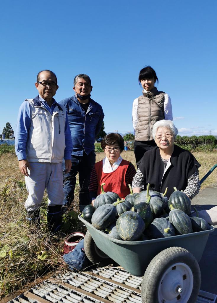 宝島原産の種からカボチャが群馬県で３００～４００個収穫できるほど増えた。前列右が杉田ハルコさん、その隣が亀井ヨシノさん、左側が亀井秀夫さん／群馬県太田市（写真：土屋久さん提供）