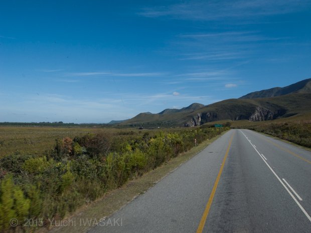 自動車のCMに出てくるような、絶景を貫く道を進む。　プレッテンバーグベイ近郊・南アフリカ　2009年／Plettenberg Bay,South Africa 2009　（C）岩崎有一