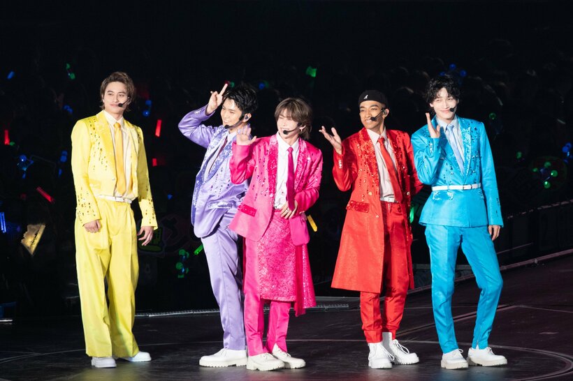 キラキラソングの「Colorful Days」や「Wonderful!!」、「WANT!!」では、これぞアイドルというかわいらしくポップな振り付けと、それ以上にキュートな表情でファンを釘付けに。Aぇ! group左から、小島健、正門良規、末澤誠也、草間リチャード敬太、佐野晶哉　（写真：品田裕美）
