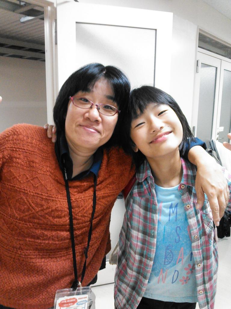 娘とは仲良し親子だ。仕事場にもよく連れて行った＝2015年10月14日、東海村のKEK東海キャンパス、市川温子さん提供