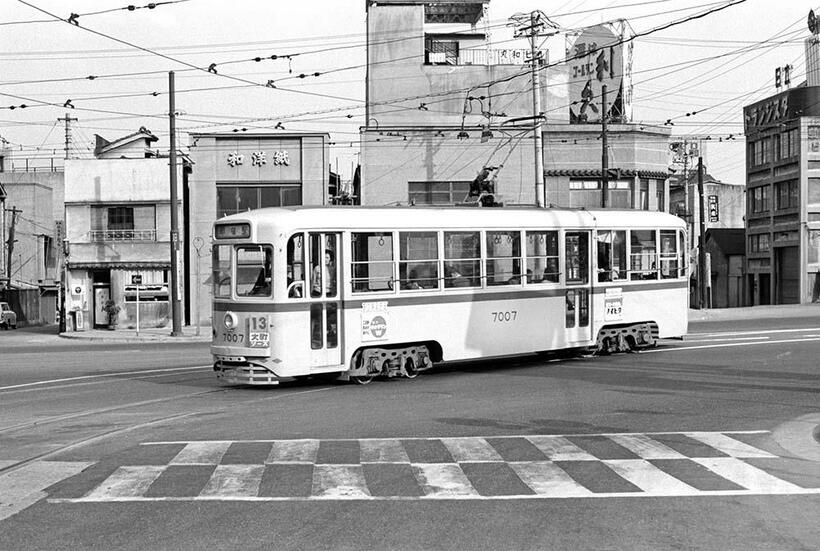 昭和通りを左折して新宿駅前に向かう13系統の都電。昭和の香りに満ちた家並が背景に展開する。岩本町～秋葉原駅東口（撮影／諸河久：1965年10月10日）